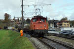 SBB-VETERAN noch immer im Einsatz
Die Ee 3/3 16381 bis 16414 wurden in den Jahren 1944-1947 in den Betrieb gesetzt.
Per Zufall konnte ich am 2. November 2018 die Ee 3/3 16403 im Raume Sumiswald-Grünen im Streckendienst sowie bei Rangierfahrten erleben, was automatisch alte schöne Erinnerungen an die Bahn meiner Jugendzeit auslöste.
Foto: Walter Ruetsch