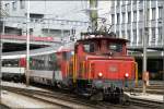 Ee 3/3 16427 rangiert ein IC-Zusatzmodul bei der SBB in Chur. (04.07.2007)