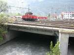 Eine der zwei Ee 3/3 steht auf der Plessurbrcke im Bahnhof Chur.