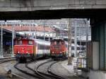 Nach dem Rangieren das hnliche Bild, nur dass die E-Lok Ee 3/3 16513 und die Diesellok Em 3/3 18822 die Seiten getauscht haben; Basel SBB, 25.03.2009  