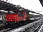 SBB - Rangierlok Ee 3/3  934 554-7 mit Personenwagen 1 Kl. A 50 85 10-95 152-0 im Bahnhof von Genf am 31.12.2008