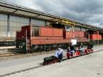 SBB - Grosse Lok / Kleine Lok Fahrzeugausstellung im SBB Werksttteareal Biel/Bienne mit der Rangierlok Ee 6/6 16820 und einer Dampflok auf einem Rundkurs anlsslich der 150 Jahre Feier des Jurabogens