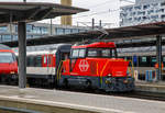 
Die Elektrische Zweifrequenz-Rangierlok Ee 922 022-9 (97 85 1 922 022-9 CH-SBB) der SBB zieht am 17.02.2017 einen IC-Wagenzug aus dem Bahnhof Basel SBB.

Die Schweizerische Bundesbahnen (SBB) bestellten im Dezember 2007 eine Serie von 21 Rangierlokomotiven Ee 922 bei Stadler. Die Ee 922 ist eine speziell für den Rangierdienst konzipierte elektrische Lokomotive, die auch im Streckenbetrieb eingesetzt werden kann. Sie basiert auf einer von der Stadler Winterthur AG entwickelten Fahrzeugfamilie für Traktionsbedürfnisse im Rangier- und Güterzugförderungsdienst.
Die Ee 922 zeichnet sich durch Kompaktheit, große Zugkraft und Leistung sowie optimale Sicht- und Arbeitsbedingungen für das Bedienpersonal aus.

Im Dezember 2013 bestellte die SBB vier weitere Ee 922, die 2015 von Stadler geliefert und in Genf und Zürich stationiert werden sollten. Die Ee 922 022-9 war die erste dieser Serie und wurde 2015 von Stadler gebaut.

Die Ee 922 verfügt über IGBT-Stromrichter und daher über zahlreiche Funktionen, welche eher von Regionaltriebzügen, als von Rangierfahrzeugen bekannt sind. Beispielsweise ist eine Rückspeisung für Bremsenergie in die Fahrleitung oder eine Vielfachsteuerung vorhanden. Auch die Höchstgeschwindigkeit von 100 km/h ist für eine Rangierlokomotive recht hoch - und übertrifft bei weitem die üblichen 45 bis 50 km/h der Ee 3/3. Die hohe  Höchstgeschwindigkeit befähigt die Ee 922, zusammen mit der Vielfachsteuerung, auch für kleinere Streckeneinsätze wie beispielsweise Überführungsfahrten. Die Lokomotive wurde vom Hersteller (Stadler)  für eine Höchstgeschwindigkeit von 120 km/h ausgelegt, um die Möglichkeit für einen Zweitauftrag offen zu halten. Konstruktiv ist die Lokomotive für ein Gesamtgewicht von 45 Tonnen ausgelegt. Ihr übliches Gewicht beträgt 44 Tonnen, kann aber auf 40 Tonnen herabgesetzt werden. Die Gewichtsdifferenz wird von zwei Ballastkörper mit je zwei Tonnen Gewicht erzeugt. Sie befinden sich seitlich an der Lokomotive und können mit einem Gabelstapler entfernt werden. Dies ist notwendig, da noch nicht alle Abstellgleise für 22,5 Tonnen Achslast (Streckenklasse D), sondern oft nur für 20 Tonnen Achslast (Streckenklasse  C) zugelassen sind.

Die äußeren Konturen entsprechen den Lichtraumprofilvorgaben nach UIC 505-1, und im Unterbereich den Vorgaben nach AB-EBV U3. Damit erfüllt die Lokomotive mit ihrer Bodenfreiheit vom 100 mm im Radbereich die Lichtraumprofil-Vorgaben für alle europäischen Hauptstrecken. Die Einstiegtüren ins Führerhaus befinden sich auf den Stirnseiten, um einen direkten Zugang zu den Rangiererbühnen zu ermöglichen, dafür sind die Vorbauten jeweils seitlich versetzt. Das klimatisierte Führerhaus ist für eine optimale Sicht großzügig verglast, die vorspringenden Vordächer schützen vor Sonneneinstrahlung sowie vor der Berührung spannungsführender Teile der Dachausrüstung.

Der elektrische Teil entspricht technisch weitgehend dem Stadler Flirt und dem neueren GTW. Er ist aber nicht baugleich, sondern musste aus Platzgründen an ein anderes Gehäuse angepasst werden. 

Die Ee 922 besitzt ein Schwingungstilgungssystem. Gerade ein zweiachsiges Eisenbahnfahrzeug mit geringem Achsstand neigt zu Schlingerbewegungen, da so gut wie keine Dämpfungen eingebaut werden können. 


Technische Daten:
Gebaute Stückzahl: 25
Spurweite: 1.435 mm (Normalspur)
Achsanordnung: Bo
Speisespannung: 15kV / 16.7Hz und 25kV / 50Hz
Anzahl Fahrmotoren: 2 
Länge über Puffer: 8.800 mm
Fahrzeugbreite: 3.100 mm
Fahrzeughöhe: 4.306 mm
Dienstgewicht: 40 t / 44 t (umrüstbar, je nach Streckenklasse)
Achsabstand: 4.000 mm
Max Leistung am Rad: 750 kW (1.020 PS)
Dauerleistung:  600 kW
Anfahrzugkraft: 120 kN
Höchstgeschwindigkeit: 40 km/h im Rangiergang; 100 km/h (Auslegung 120 km/h)
Treibraddurchmesser:  1.100 mm (neu)
Stromsystem:  15 kV 16,7 Hz und 25 kV 50 Hz
Lokbremse:  Druckluftbremse, Federspeicher, elektrische Bremse
Zugbremse:  automatische Druckluftbremse
Zugheizung:  ZZS 1000 V 800 A