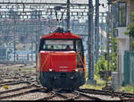 Tele-Nachschuss auf Ee 922 005-4 der SBB Cargo, die im Bahnhof Biel/Bienne (CH), vorbei am Stellwerk, in östlicher Richtung rangiert.