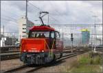 Ee 922 001-3 in Zrich HB mit Zentralstellwerk und neuem Primetower. (30.07.2010)