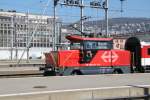 SBB Rangierlokomotive am 17.03.16 im Hbf.Zürich beim herausziehen einer Zuggarnitur aus dem Bahnhof