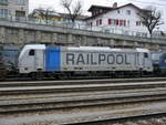 RailPool - Lok 187 004-7 abgestellt im Bahnhofsareal in Spiez am 25.02.2018
