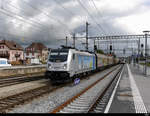 Railpool - Lok 187 007-0 mit BLS Werbung unterwegs mit einem Güterzug bei der einfahrt im Bahnhof von Chavornay am 23.09.2019