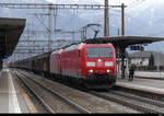 DB - Loks 185 120-3+ 185 112-0 vor mit Güterzug bei der durchfahrt im Bahnhof Giubiasco am 12.02.2021