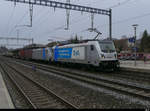RailPool - Loks 187 002-1 und 186 104-6 vor Güterwagen bei der durchfahrt im Bahnhof Sissach am 26.02.2021