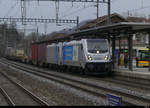 RailPool - Loks 187 002-1 und 186 104-6 vor Güterwagen bei der durchfahrt im Bahnhof Sissach am 26.02.2021