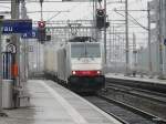 Railpool - Lok 186 108-7 mit Postgterzug bei der durchfahrt im Bahnhof Aarau am 25.03.2013