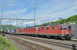 Re 10/10, mit den Loks 420 338-6 und 11672, durchfahren den Bahnhof Gelterkinden.