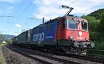 Re 420 346-9 zieht zusammen mit Re 6/6 11663  Eglisau  am 04.07.2017 ihren Güterzug bei Gelterkinden in Richtung Basel.