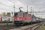 Re 10/10, mit den Loks 420 388-6 und 620 061-2 durchfahren den Bahnhof Pratteln.