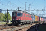 Re 10/10, mit den Loks 620 072-9 und 420 344-4 durchfährt den Bahnhof Pratteln.