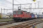 Re 10/10, mit den Loks 420 343-6 und 620 068-7, durchfährt den Bahnhof Pratteln.
