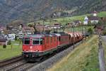 Re 420 264-4 arbeitet sich am 22.10.2020 mit dem Kieszug nach Bodio in Silenen UR zusammen mit Re 6/6 11685  Sulgen  die Gotthard-Nordrampe hinauf.