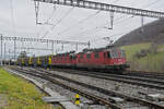 Re 10/10, mit den Loks 420 318-8 und 620 070-3 durchfährt am 04.01.2023 den Bahnhof Effingen.
