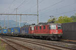 Doppeltraktion, mit den Loks 420 342-8 und 620 061-2 durchfährt am 23.05.2023 den Bahnhof Gelterkinden.