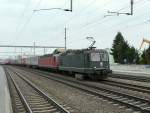 SBB - Re 4/4 11330 zusammen mit der Re 6/6 11678 vor Güterzug bei der durchfahrt in Rothrist am 12.03.2011