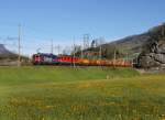 Die Re 420 307 und die Re 6/6 11650 mit einem Güterzug am 26.04.2012 unterwegs bei Schwyz.