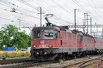 Re 10/10, mit den Loks 11280 (420 280-0) und 11676, durchfahren den Bahnhof Pratteln.