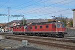 Re 10/10, mit den Loks 11628 und 11367, durchfahren den Bahnhof Sissach.