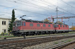 Re 10/10, mit den Loks 11667 und 11331, durchfahren den Bahnhof Pratteln.