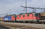 Re 10/10, mit den Loks 420 335-2 (11335) und 620 075-2 durchfahren den Güterbahnhof Muttenz.