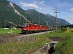 Die Re 420 249 und die Re 620 031 mit einem Stahlzug am 25.05.2017 unterwegs bei Arbedo-Castione.