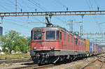 Re 10/10, mit den Loks 420 338-6 und 11627, durchfahren den Bahnhof Pratteln.