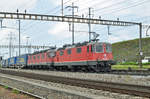 Doppeltraktion, mit den Loks 420 340-2 und 11680, durchfahren den Bahnhof Pratteln. Die Aufnahme stammt vom 12.06.2017.