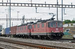 Doppeltraktion, mit den Loks 420 343-6 und 11671, durchfahren den Bahnhof Pratteln. Die Aufnahme stammt vom 28.09.2017.