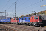Re 10/10, mit den Loks 620 061-2 und 11286 durchfahren den Bahnhof Gelterkinden.