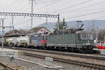 Re 10/10, mit den Loks 620 063-8 und 420 344-4 durchfahren den Bahnhof Sissach. Die Aufnahme stammt vom 19.02.2018.