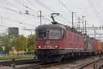 Re 10/10, mit den Loks 620 077-8 und 420 344-4, durchfährt den Bahnhof Pratteln. Die Aufnahme stammt vom 24.10.2018.