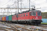 Re 10/10, mit den Loks 620 067-9 und 420 345-1, durchfährt den Bahnhof Pratteln. Die Aufnahme stammt vom 08.04.2019.