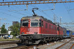 Re 10/10, mit den Loks 620 071-1 und 420 348-5, durchfährt den Bahnhof Pratteln. Die Aufnahme stammt vom 04.09.2019.