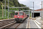 Re 10/10 SBB, bestehend aus Re 4/4 II 11281 (420 281-8) mit automatischer Kupplung und Re 6/6 11614 (620 014-1)  Meilen , mit Rungenwagen (leer) durchfährt den Bahnhof Bellinzona (CH) auf Gleis 1 Richtung Castione-Arbedo (CH).
Aufgenommen am Ende des Bahnsteigs 1.
[20.9.2019 | 10:33 Uhr]