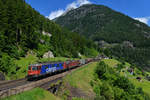 Re 620 061 und eine Re 420 mit einem KLV am 16.07.2016 bei Wassen.