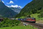 Re 420 328 und eine Re 620 mit einem KLV am 16.07.2016 bei Erstfeld.