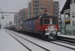 Re 10 bestehend aus der Re 62 035  Muttenz  und der Re 420 346 mit dem Schweröler 48666 ab Cornaux anlässlich der Bahnhofsdurchfahrt Solothurn-Allmend vom 12. Januar 2021.
Ab dem 1.1.2021 sind normalerweise  ALTBAULOKOMOTIVEN  Re 420 sowie Re 620  für die Führung dieses Zuges nicht mehr geplant. Hier dürfte es sich um eine Ausnahme wegen dem starken Wintereinbruch handeln, da diese robusten  Zugpferde  jedem Wetter standhalten!
Foto: Walter Ruetsch 