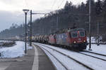 Güterzug 69468, Sonderleistung ab Langenthal bis Basel mit Re 10 in der Abenddämmerung bei Roggwil-Wynau am 18. Januar 2021.
An der Spitze dieses Zuges eingereiht ist die Re 620 047-1  Bex .
Foto: Walter Ruetsch