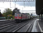 SBB - Lok`s 620 053 + 430 359 vor Güterzug bei der durchfahrt im Bhf.