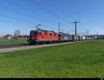 SBB - 420 342 + 620 061 mit Güterzug unterwegs bei Lyssach am 05.04.2023