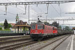 Re 10/10, mit den Loks 620 084-4 und 420 345-1 durchfährt am 12.05.2023 den Bahnhof Rupperswil.