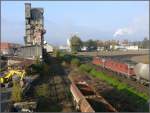 Ein Re 10/10 Pack fhrt mit einem schweren Zementzug am alten Basaltsteinwerk Buchs SG vorbei Richtung Bahnhof. (01.11.2007)