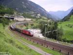 Leerer Autozug mit Re 14/20 talwrts, IR mit Re 460 nach Locarno bergwrts.
Wattingerkurve Wassen 29.07.08