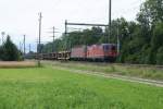 Re 4/4 II 11341 und Re 6/6 11621 mit einem leeren Autozug am 27.7.08 bei Kiesen.